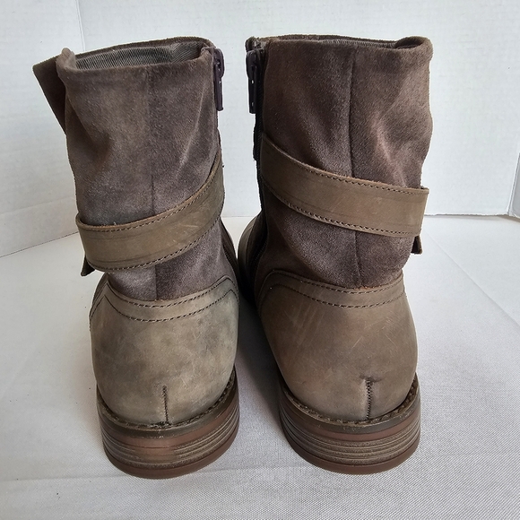 Clarks Collection Camzin Strap Ankle Boots Size 10W Taupe Leather Comfort Bootie - Picture 5 of 14